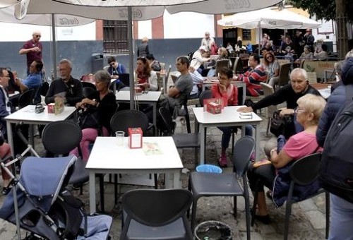 Los hosteleros de Sevilla en contra de los locales sin licencia