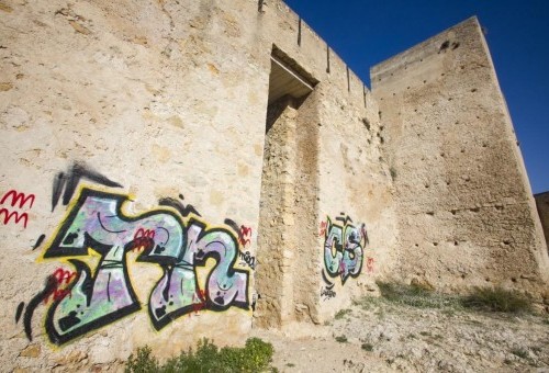 Un gigantesco grafiti aparece en la muralla de Játiva